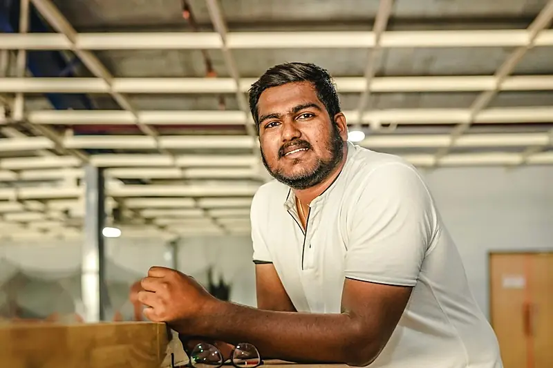 Handwerker in seiner Werkstatt
