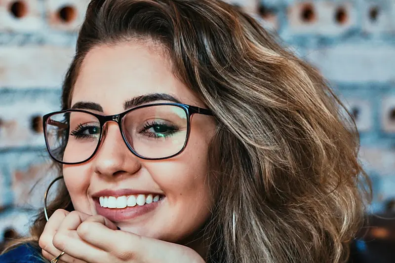 Lächelnde Frau mit Brille