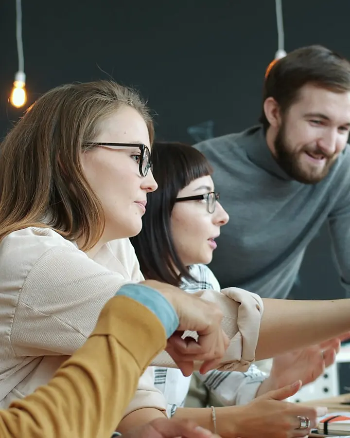 Team arbeitet gemeinsam am Bildschirm
